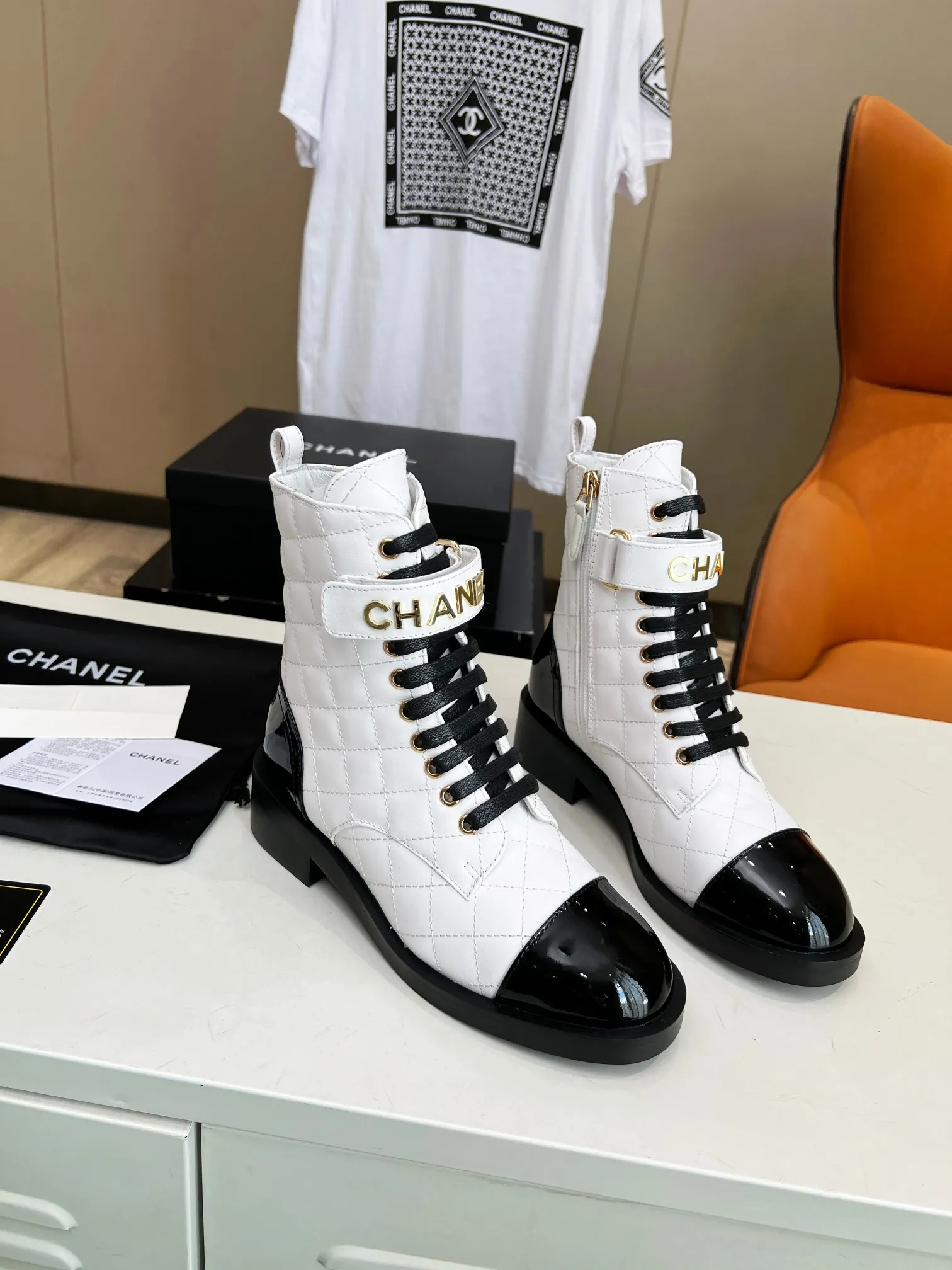 👟👟Ex-factory price 660👟👟 🔥 🔥 🔥 The official website is synchronized with "CHANEL" Chanel's latest 2025 Martin boots series! ▫️The top catwalk series✔The main season of autumn and winter, the rhythm of super popular styles! A must-have item for travel! It looks good in any combination💕 ▫️A beautiful shoe worth putting in your closet👉It’s super beautiful💃🏻▫️ Fabric: Original one-to-one mixed-breed cow🐮 leather Lining: Sheepskin lining Size: 35-40 (41 is custom-made and cannot be returned or exchanged)